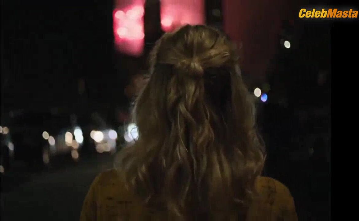 Vanessa Kirby ’s Sexy Scene From Italian Studies - Photo 2 of 5