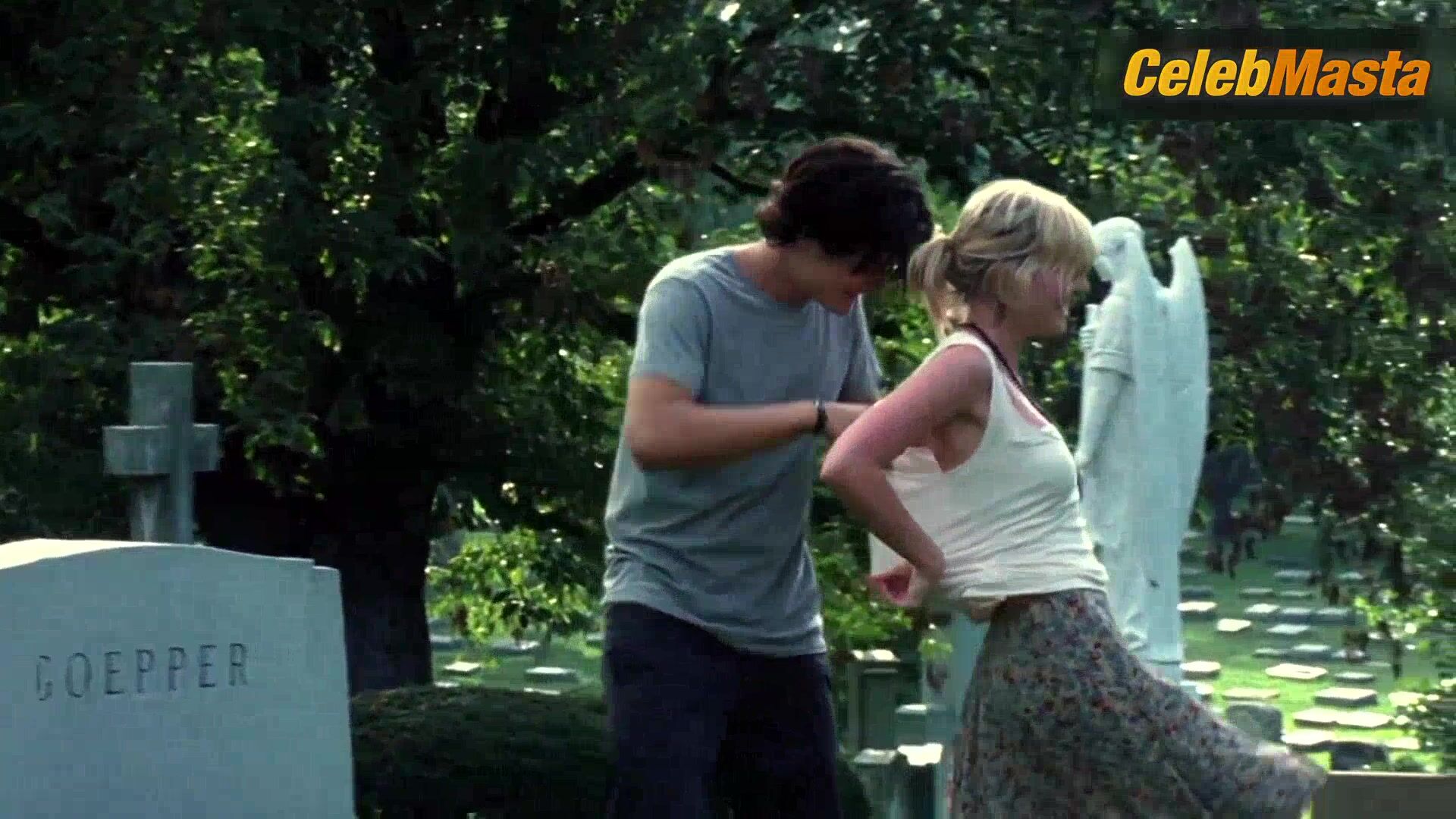 Kirsten Dunst Underwear Scene In Elizabethtown Movie - Photo 1 of 5