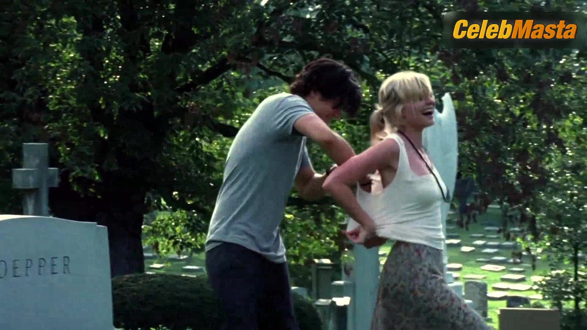 Kirsten Dunst Underwear Scene In Elizabethtown Movie - Photo 1 of 5 photo 2