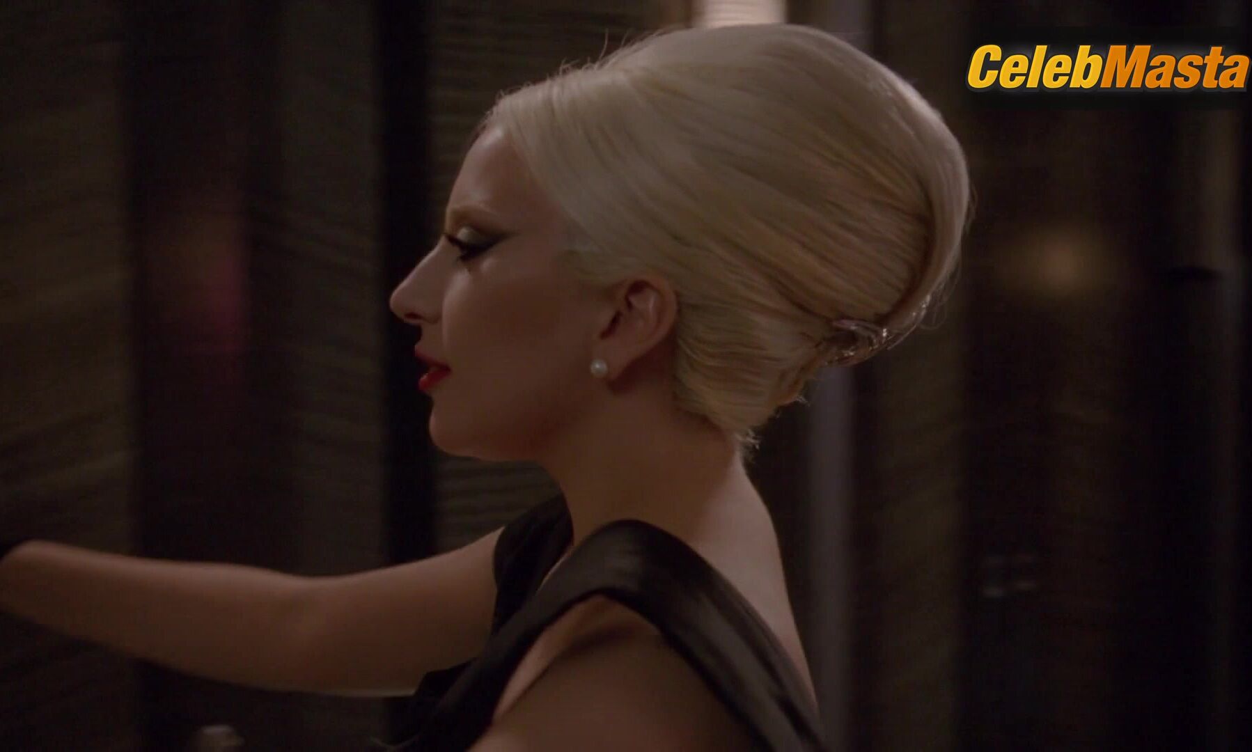 Alexandra Daddario Lady Gaga And Share A Lesbian Scene In - Photo 2 of 5 photo 1