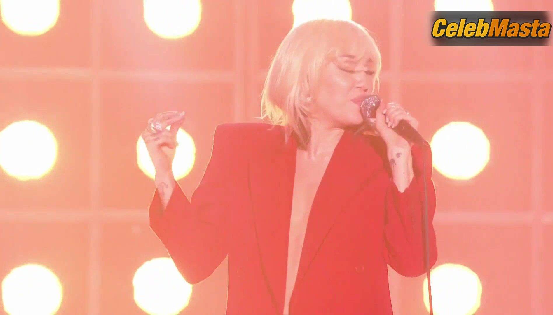 Miley Cyrus Sexy Scene From Mileys New Years Eve Party - Photo 1 of 5