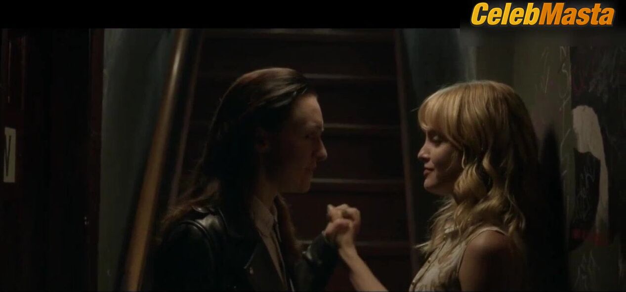 Lena Hall Mena Suvari And Bare Lesbian Scene In Becks - Photo 1 of 5