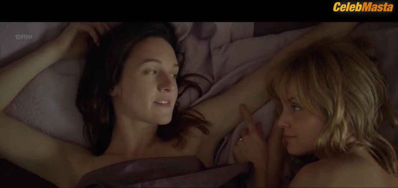 Mena Suvari ’s Lesbian, Booty Scene In Becks - Photo 3 of 5 photo 1