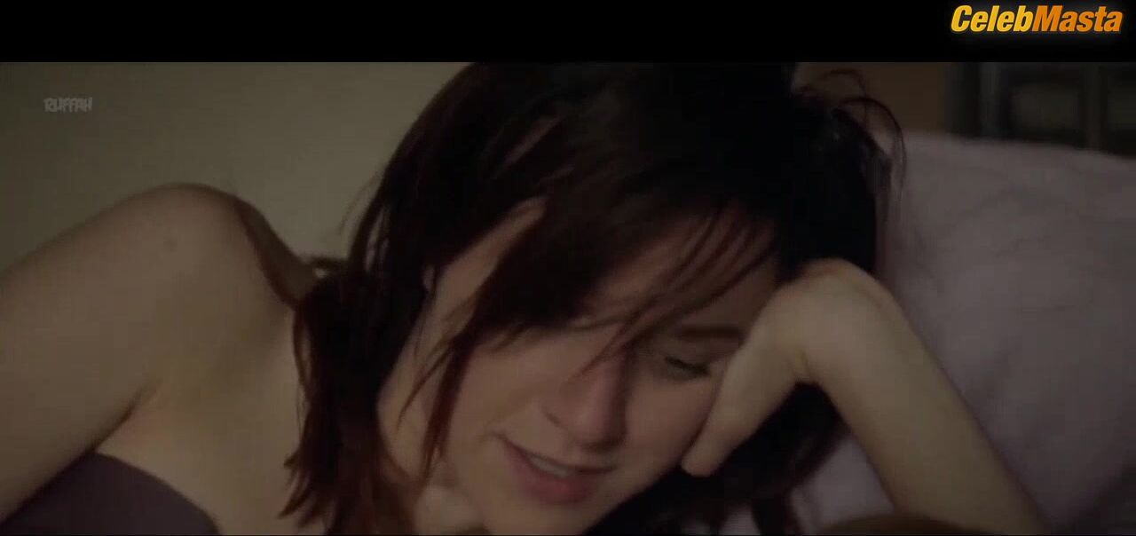 Mena Suvari ’s Lesbian, Booty Scene In Becks - Photo 3 of 5 photo 2