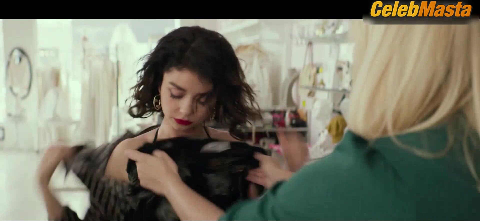 Sarah Hyland Shows Underwear In The Wedding Year Scene - Photo 1 of 5