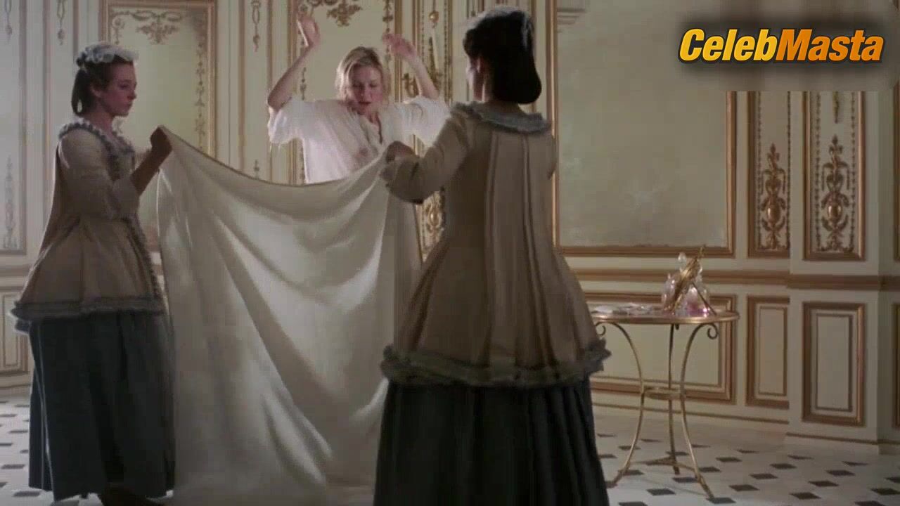 Kirsten Dunst Sexy Scene From Marie Antoinette - Photo 2 of 5 photo 1