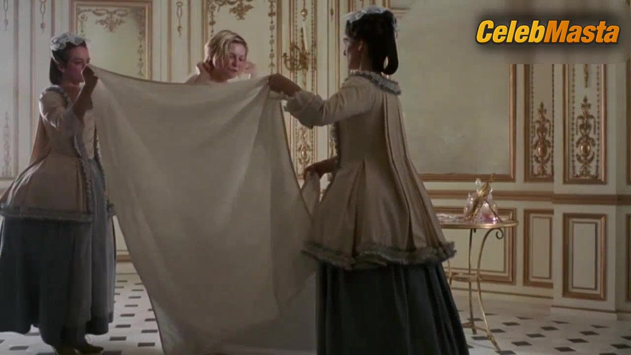Kirsten Dunst Sexy Scene From Marie Antoinette - Photo 2 of 5