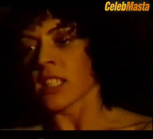 Minnie Driver ’s Breasts Scene In Cruel Train - Photo 2 of 5
