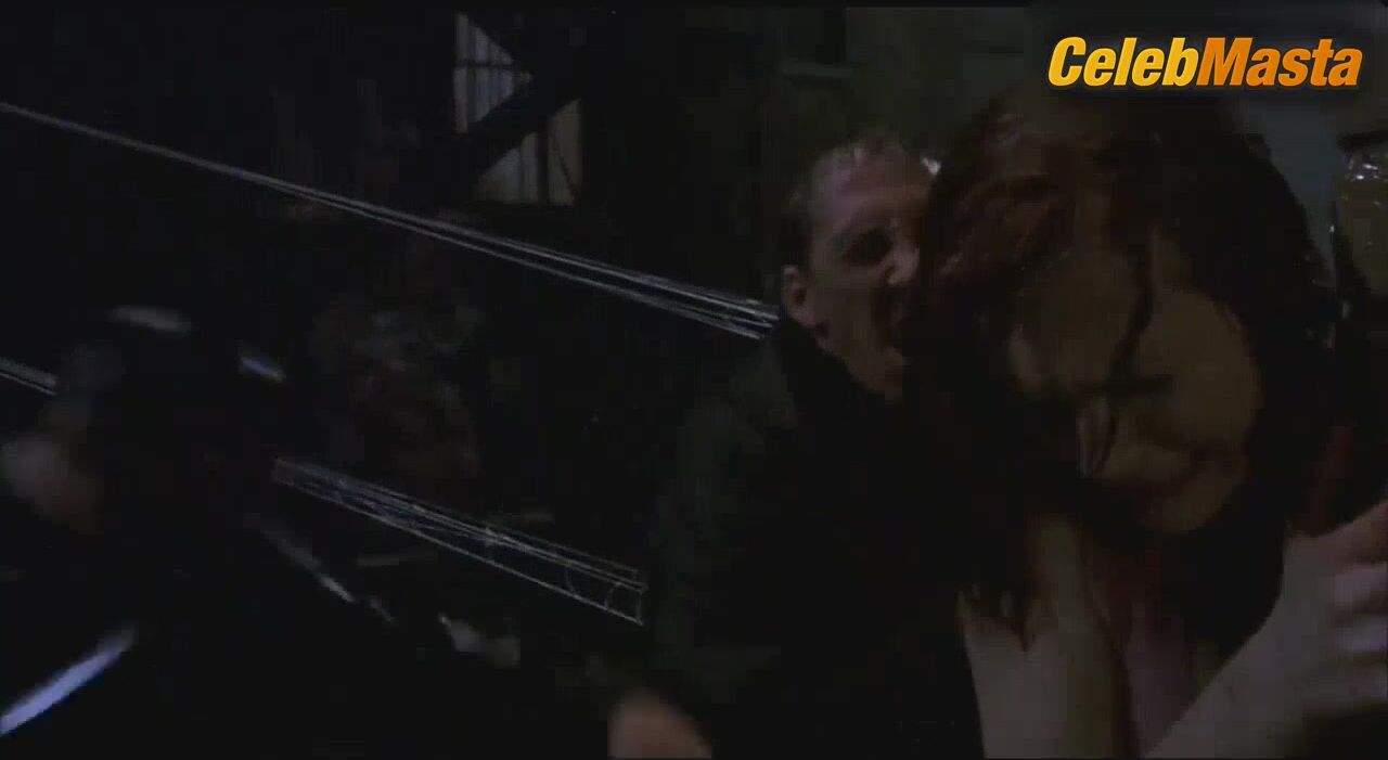Kirsten Dunst ’s Sexy Scene From Spider-man - Photo 2 of 5