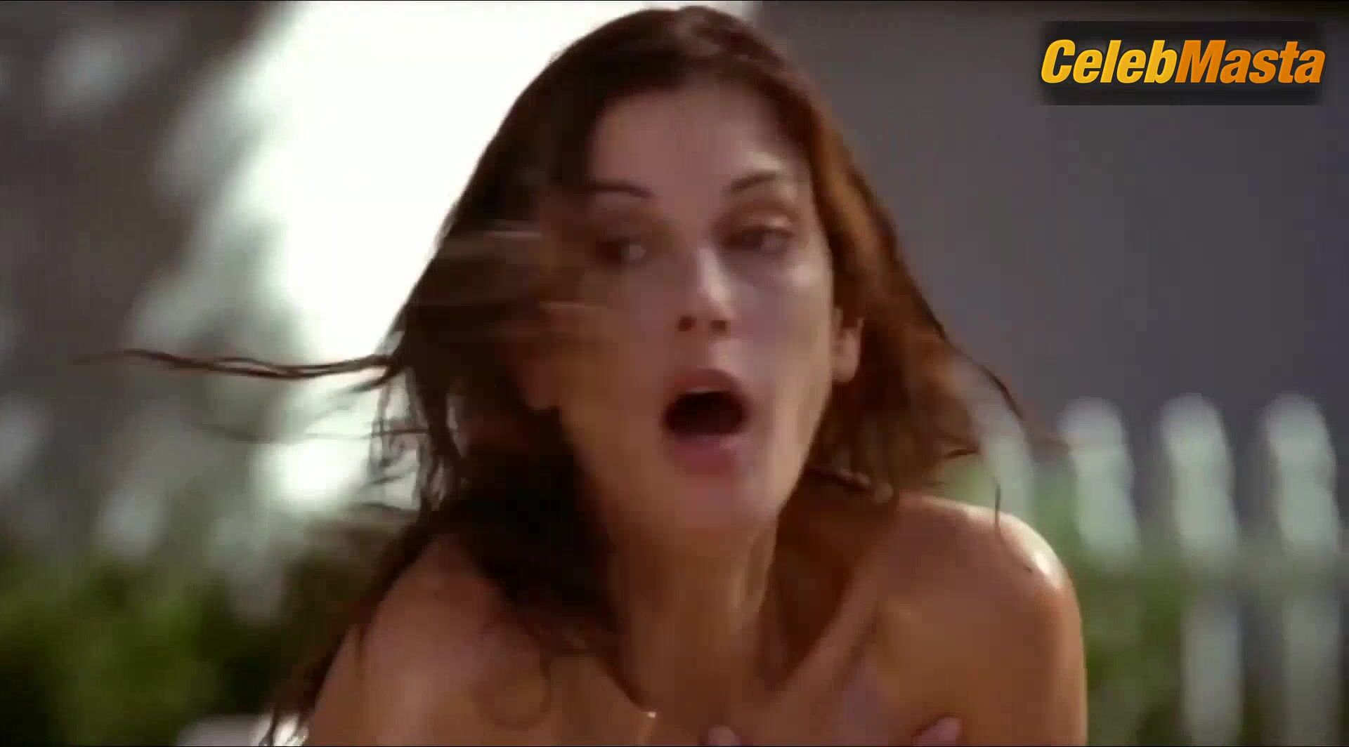 Teri Hatcher Bares Body Scene In Desperate Housewives - Photo 1 of 5