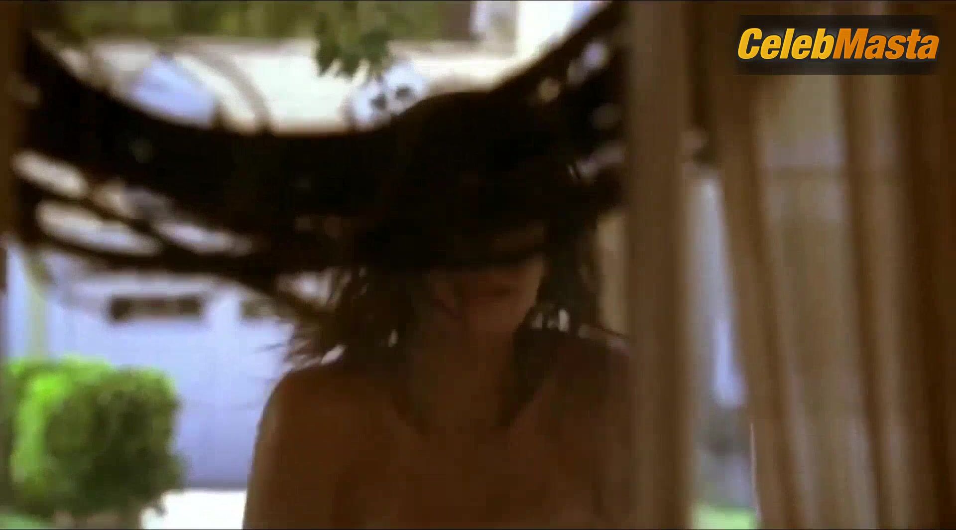 Teri Hatcher Bares Body Scene In Desperate Housewives - Photo 1 of 5 photo 2