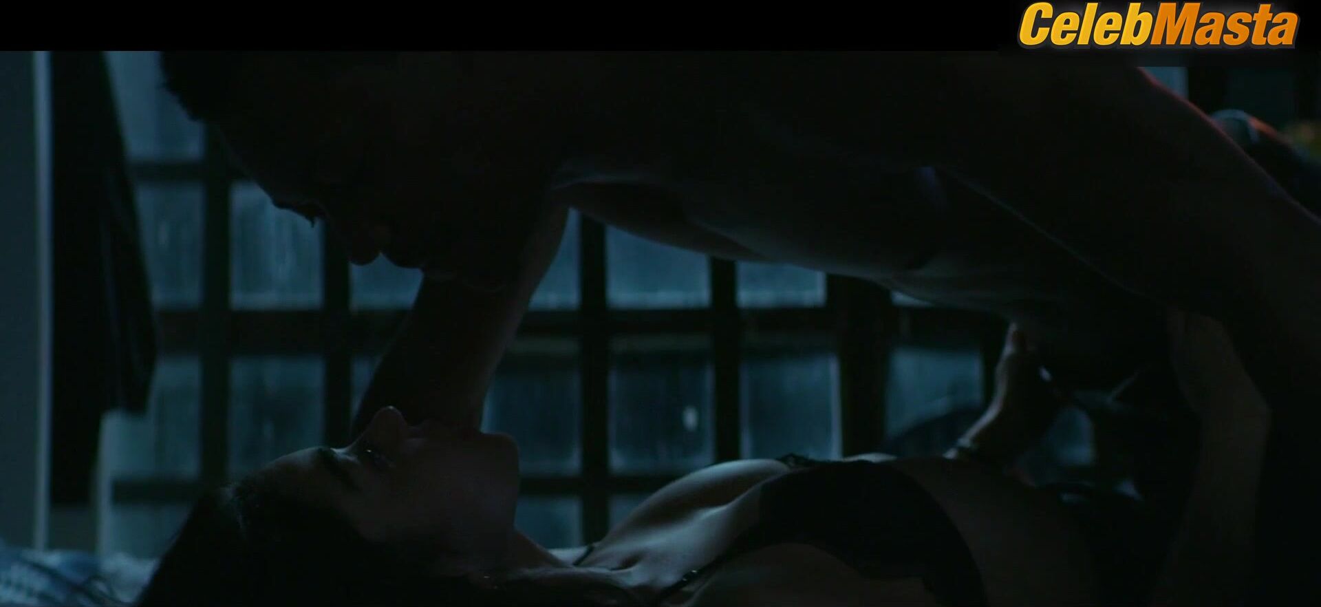 Sarah Hyland Flaunts Underwear In The Wedding Year Scene - Photo 1 of 5