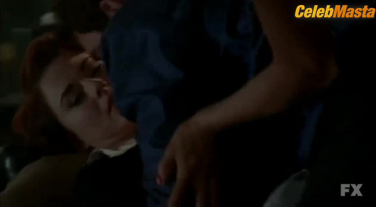 Mena Suvari ’s Lesbian Underwear Scene In American - Photo 3 of 5 photo 2