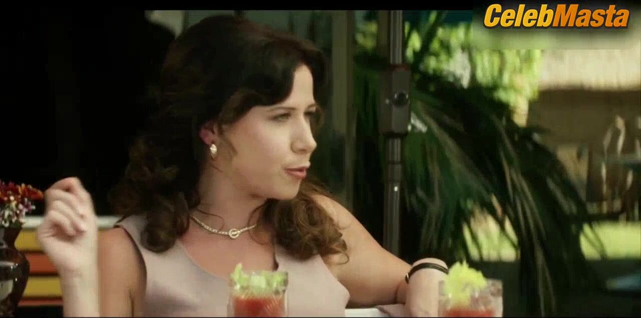 Mena Suvari ’s Swimsuit Scene In American Woman - Photo 1 of 5