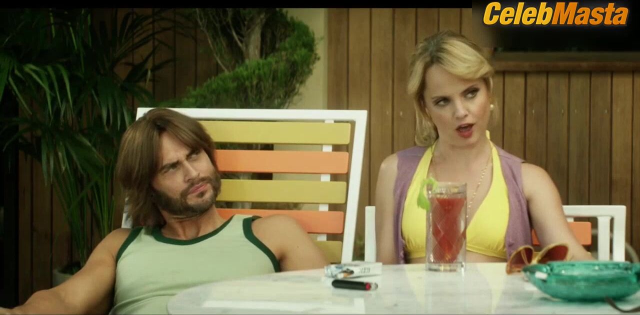 Mena Suvari ’s Swimsuit Scene In American Woman - Photo 1 of 5 photo 2