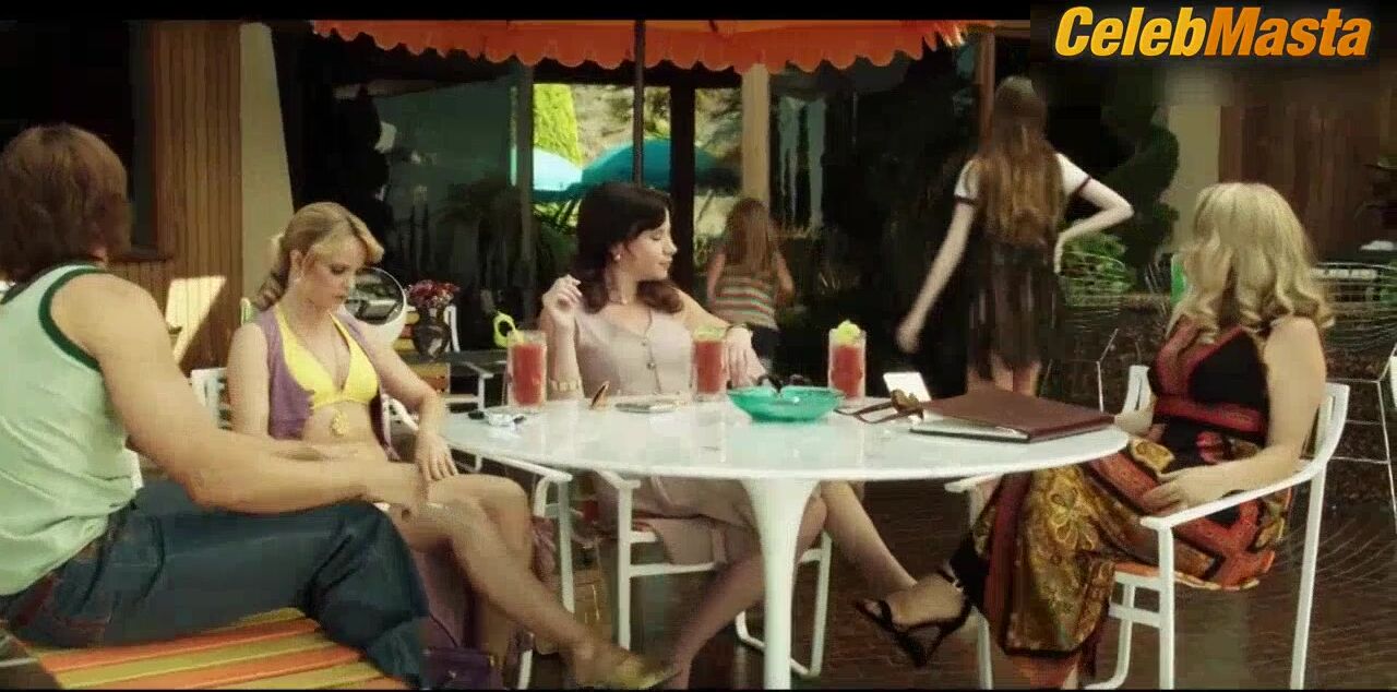 Mena Suvari ’s Swimsuit Scene In American Woman - Photo 1 of 5 photo 4
