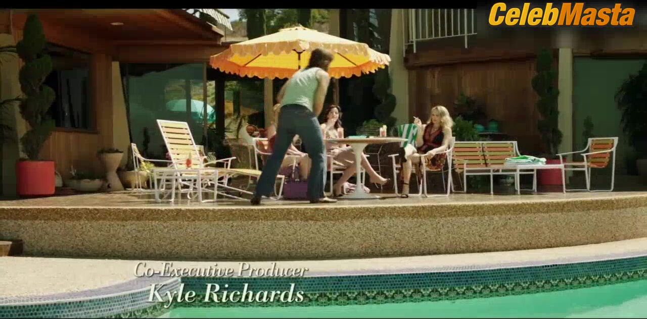 Mena Suvari ’s Swimsuit Scene In American Woman - Photo 1 of 5 photo 5