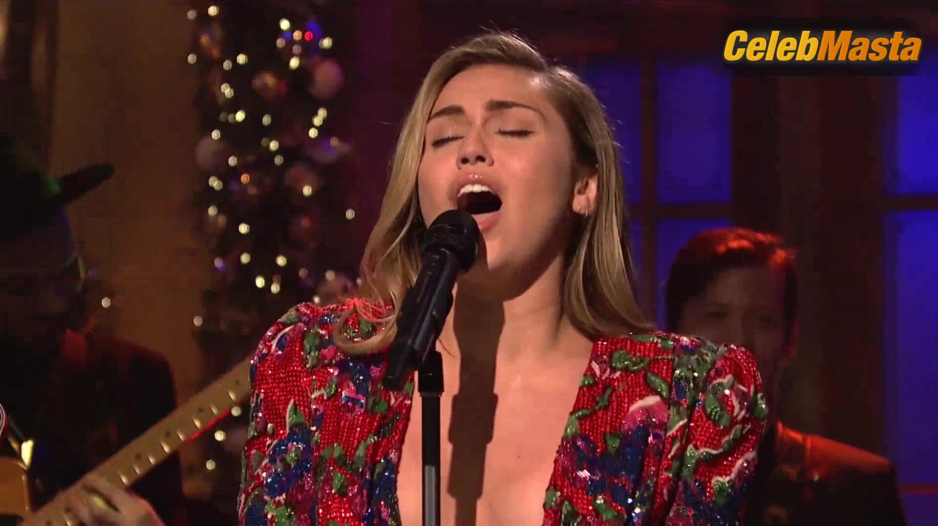 Miley Cyrus Bares A Sexy Scene In Saturday Night Live - Photo 5 of 5 photo 2