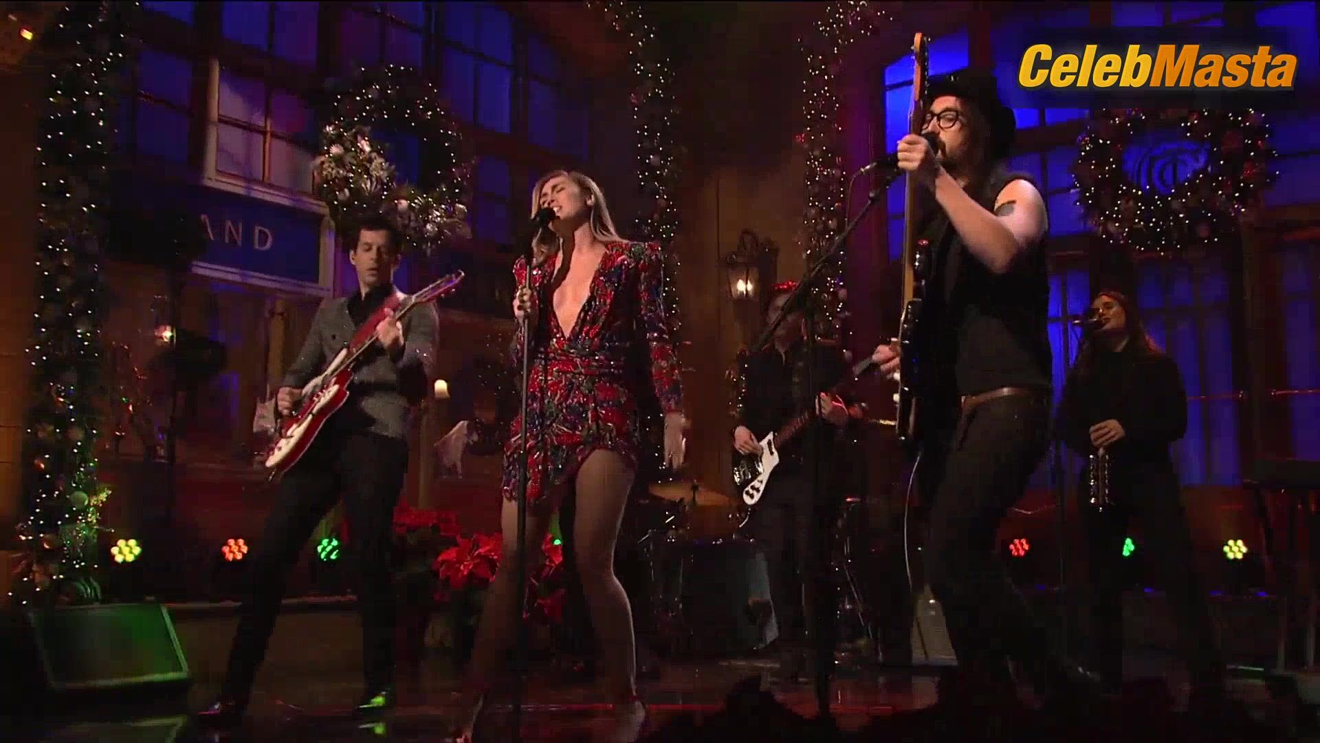 Miley Cyrus Bares A Sexy Scene In Saturday Night Live - Photo 5 of 5