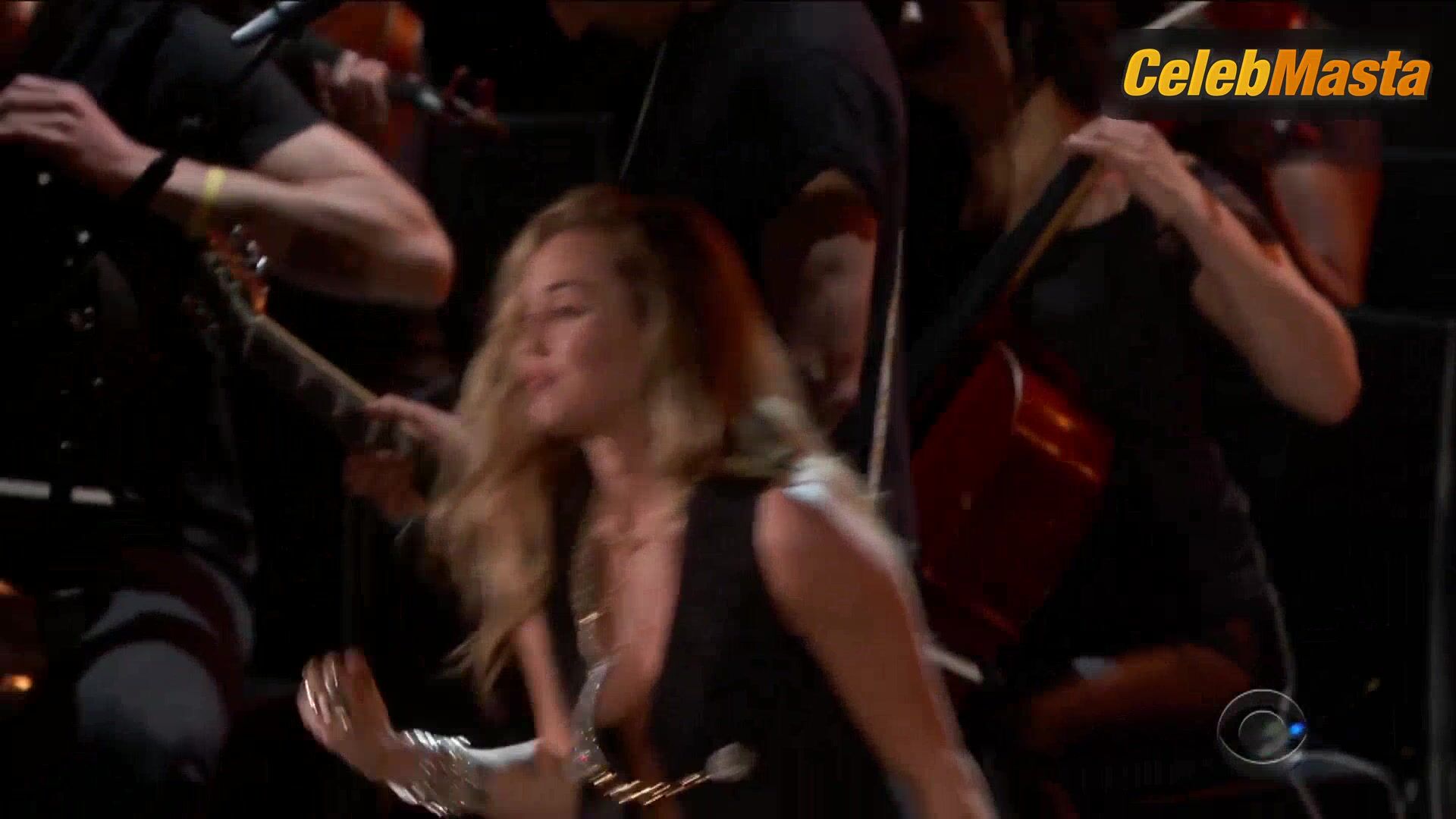 Miley Cyrus Hot Scene In The Grammy Awards - Photo 2 of 5 photo 1
