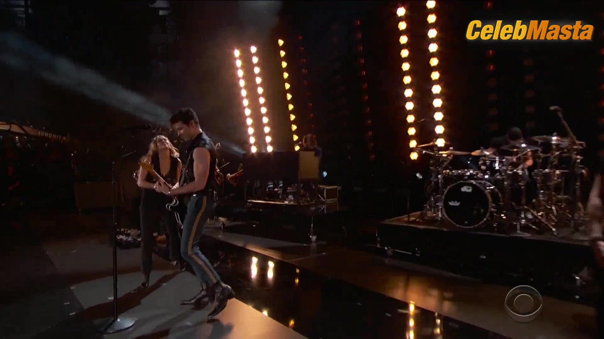 Miley Cyrus Hot Scene In The Grammy Awards - Photo 2 of 5