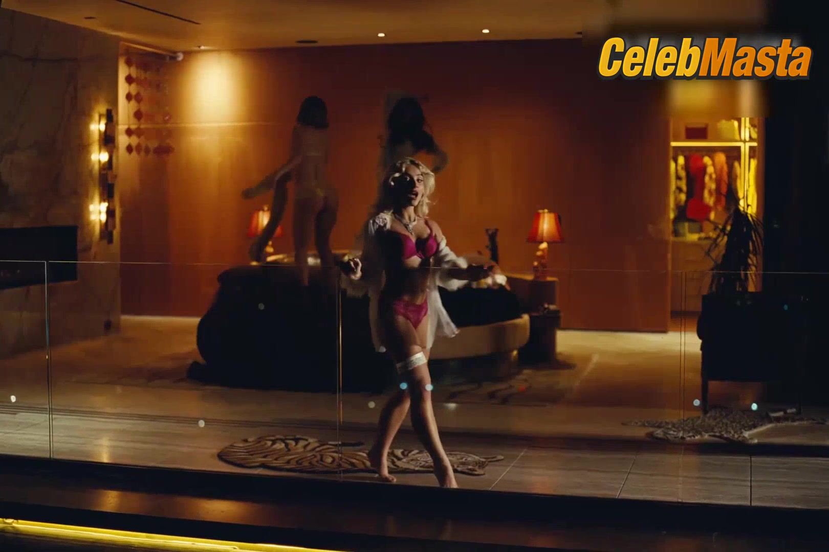 Madelyn Cline , Margaret Qualley And Sabrina - Photo 1 of 5 photo 5