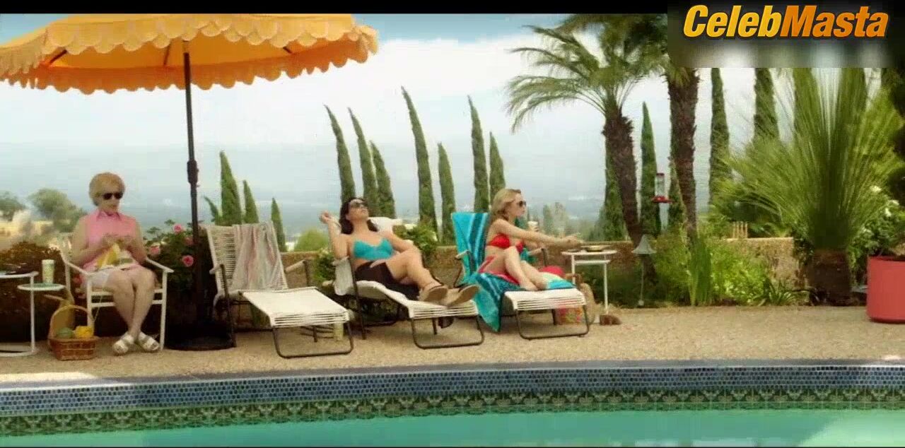 Jennifer Bartels Mena Suvari And Bikini Scene In American - Photo 1 of 5