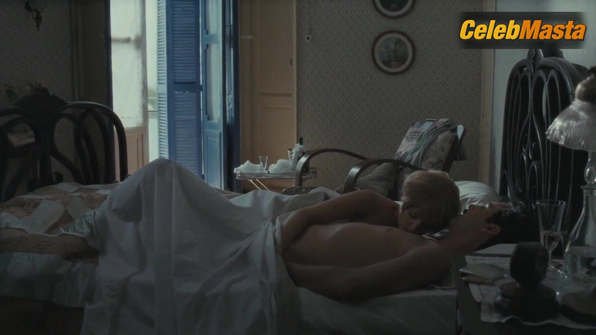 Mena Suvari Boobs Scene In The Garden Of Eden - Photo 1 of 5 photo 2