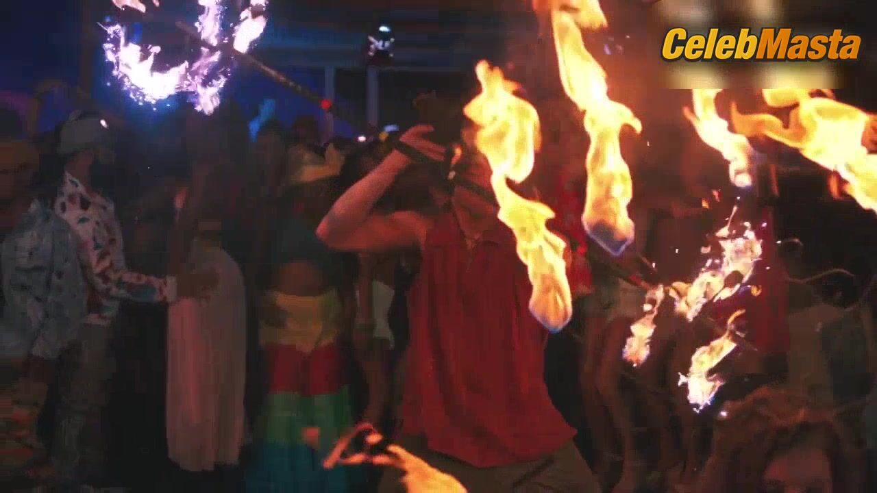 Rihanna Shows Off Her Sexy Scene In Wild Thoughts - Photo 1 of 5