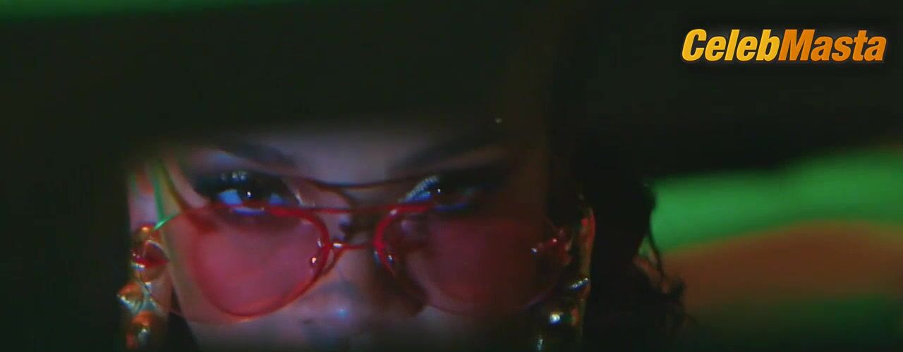 Rihanna Shows Off Her Sexy Scene In Wild Thoughts - Photo 1 of 5 photo 4