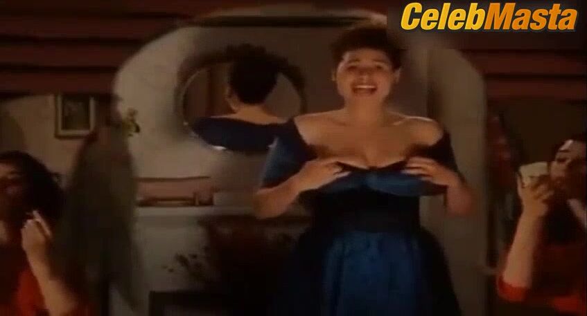 Minnie Driver ’s Hot Scene In Circle Of Friends - Photo 1 of 5