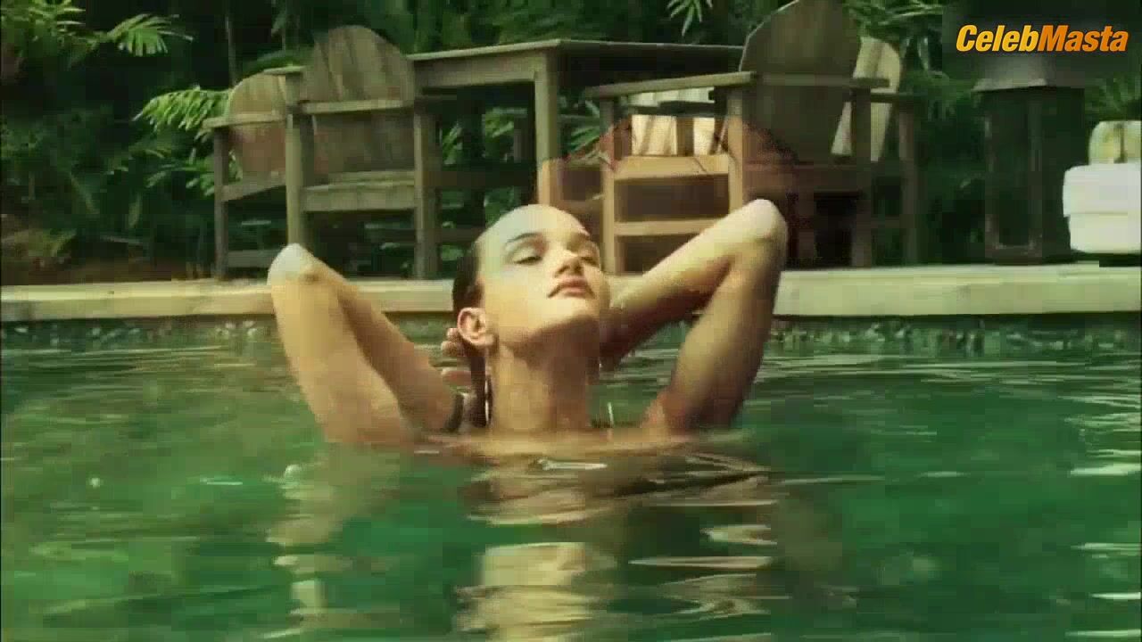 Rosie Huntington-whiteley Booty, Tits Scene In Pirelli Calendar 2010 - Photo 1 of 5