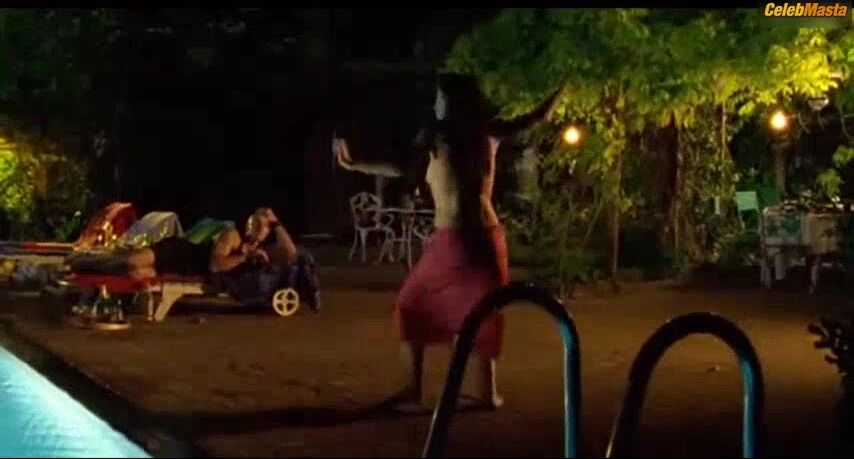 Romane Bohringer ’s Tits Scene From Qui M’aime Me - Photo 1 of 5