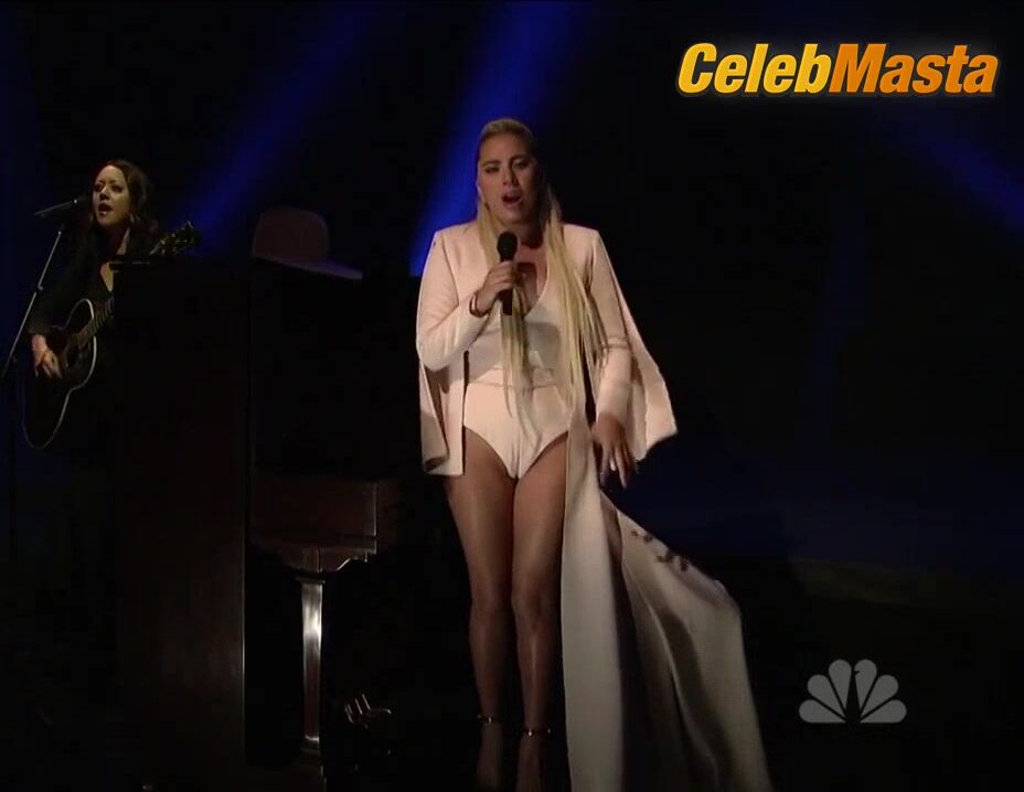 Lady Gaga ’s Hot Scene In Saturday Night Live - Photo 2 of 5 photo 1