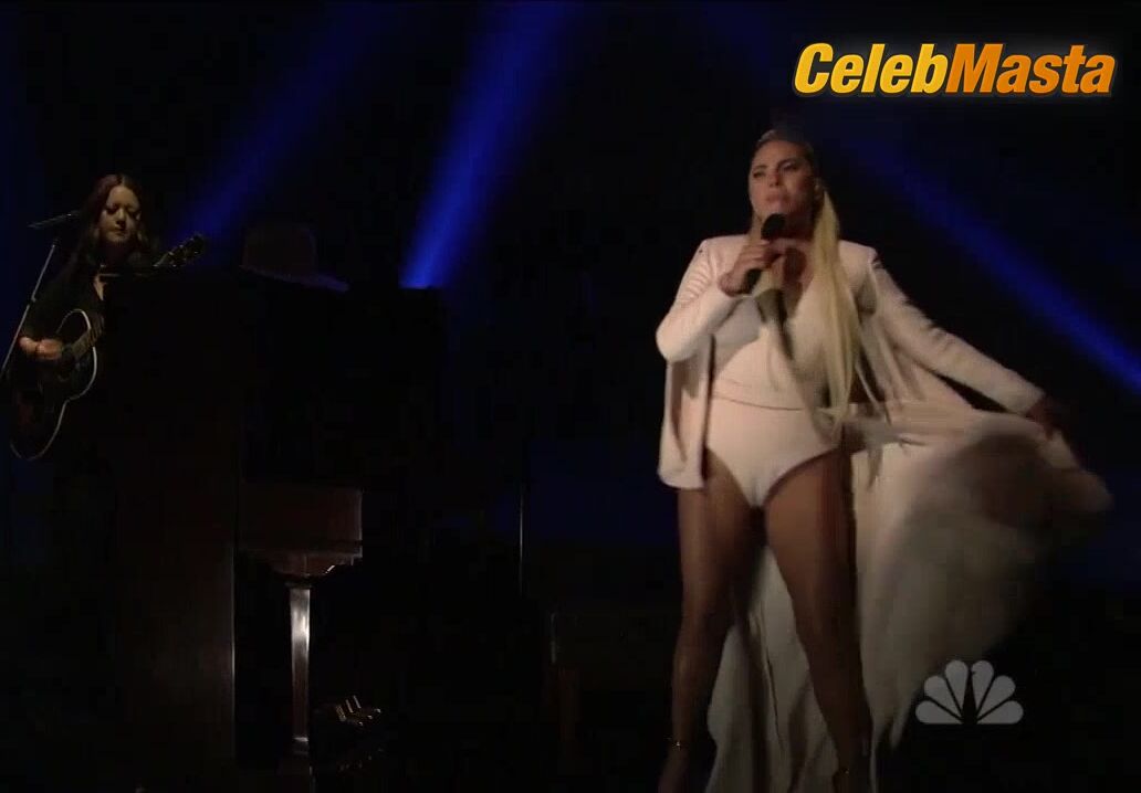 Lady Gaga ’s Hot Scene In Saturday Night Live - Photo 2 of 5
