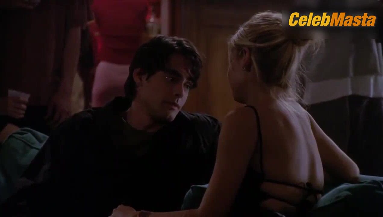 Sarah Michelle Gellar Bares All In Scene From Buffy The Vampire - Photo 2 of 5 photo 1