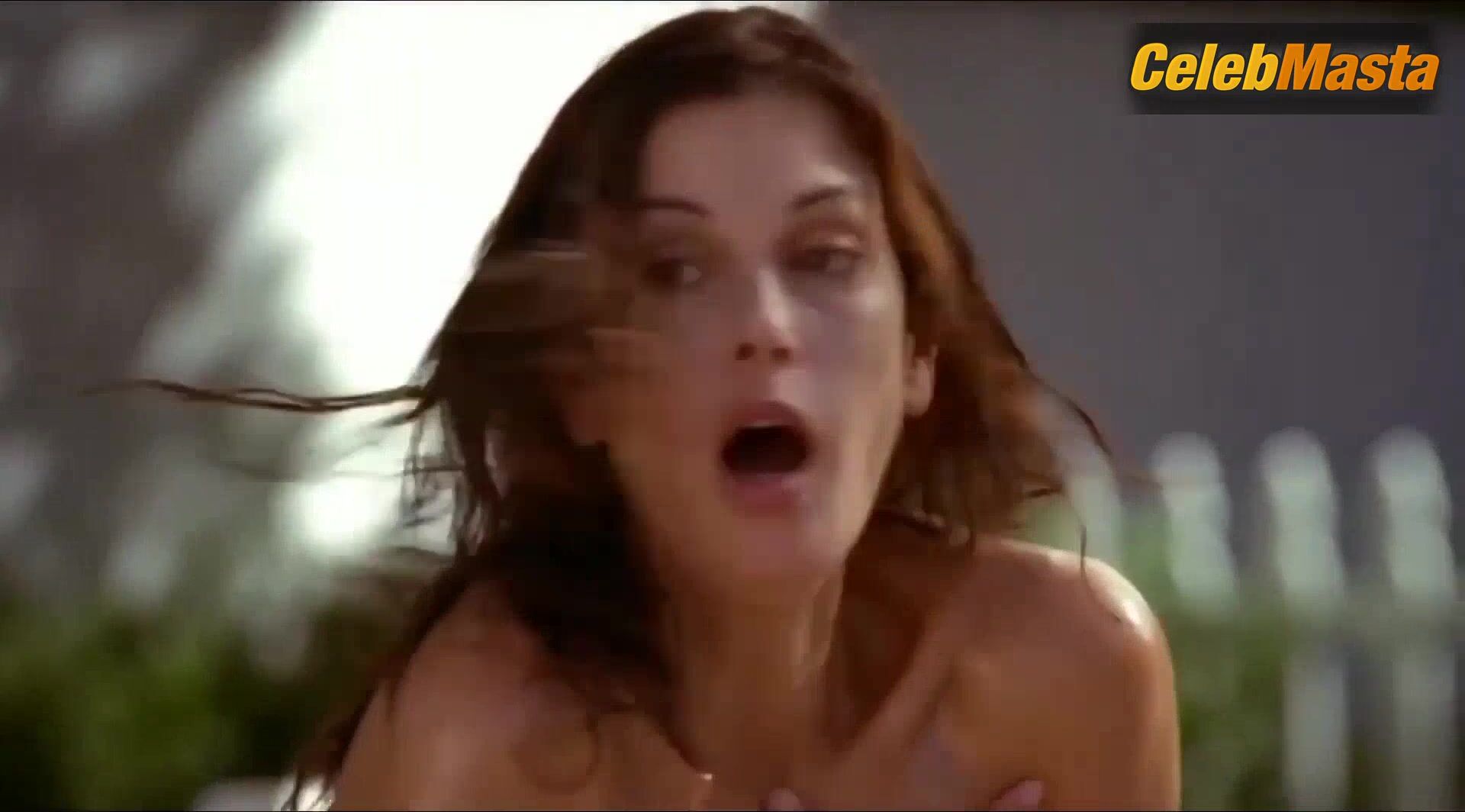 Teri Hatcher Hot Scene In Desperate Housewives - Photo 2 of 5 photo 1