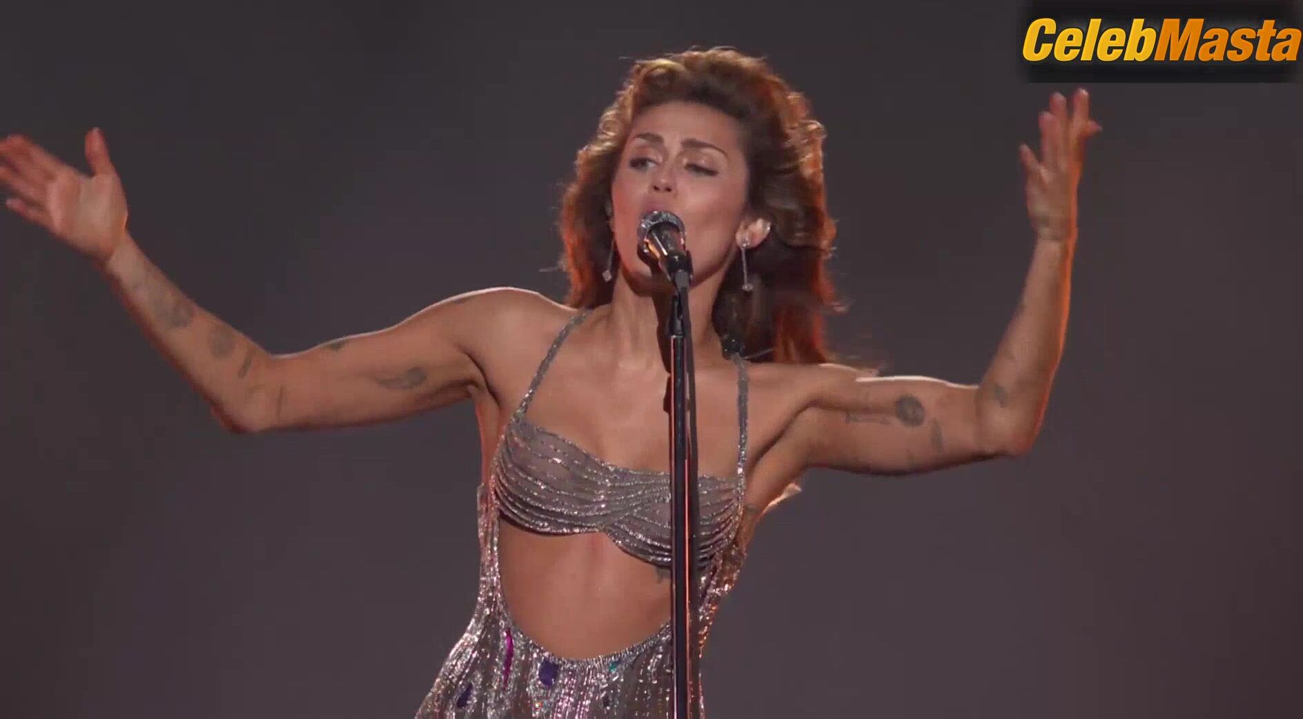 Miley Cyrus Sexy Scene From The Grammy Awards - Photo 2 of 5