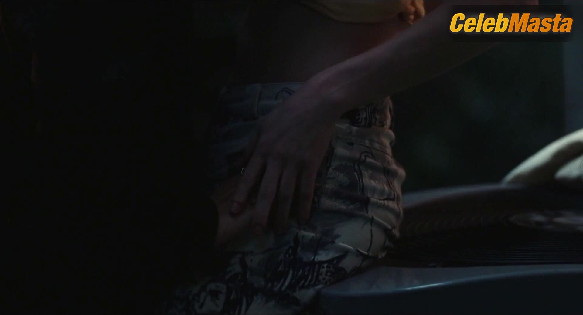 Zendaya and Hunter Schafer's Lesbian Sex Scene in Euphoria