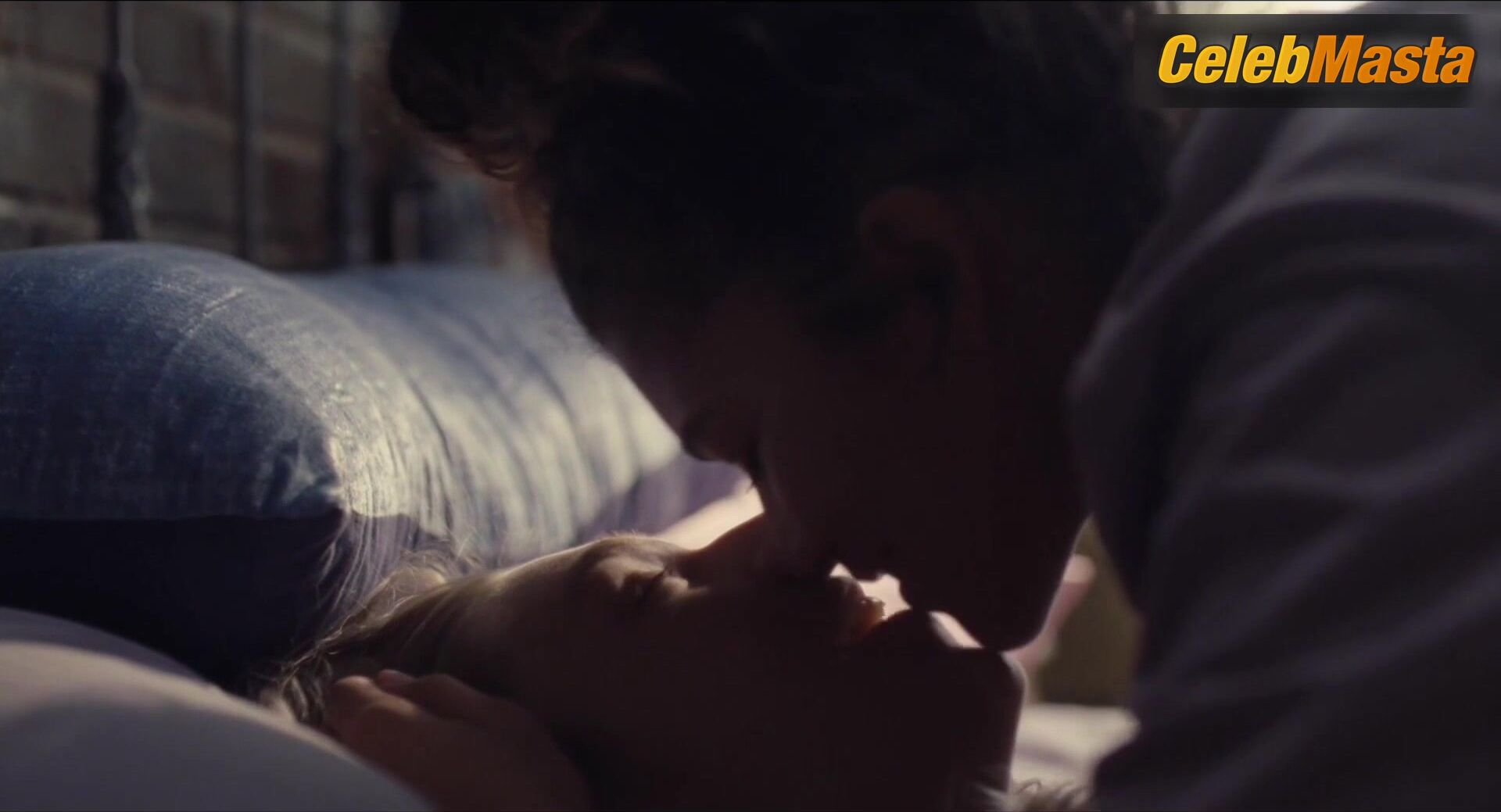 Hunter Schafer Zendaya And Bare Breasts In Lesbian Scene, - Photo 2 of 5