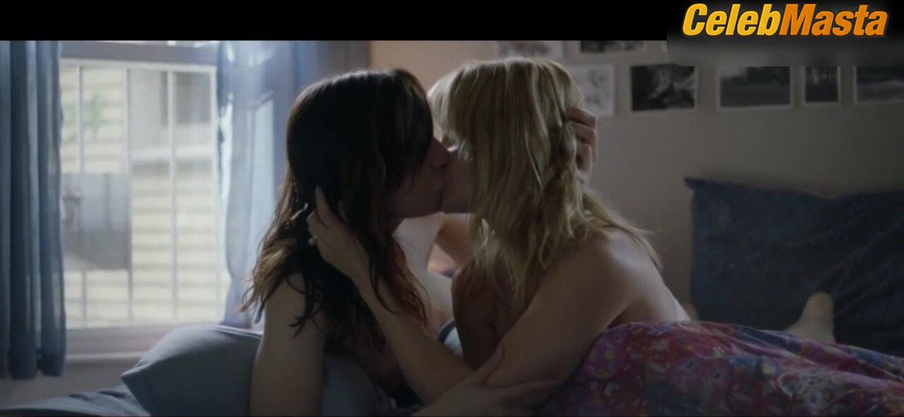 Lena Hall Mena Suvari And ’s Tits, Lesbian Scene - Photo 1 of 5