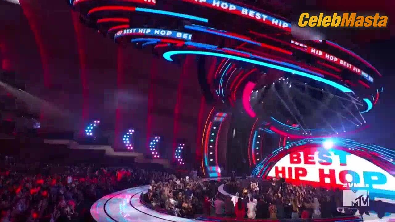 Nicki Minaj ’s Hot Scene In Mtv Video Music Awards - Photo 1 of 5