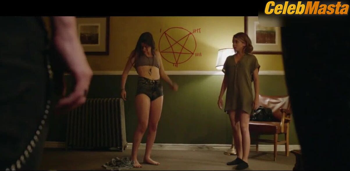 Sarah Hyland Sophie Dalah And ’s Lesbian, Underwear - Photo 1 of 5