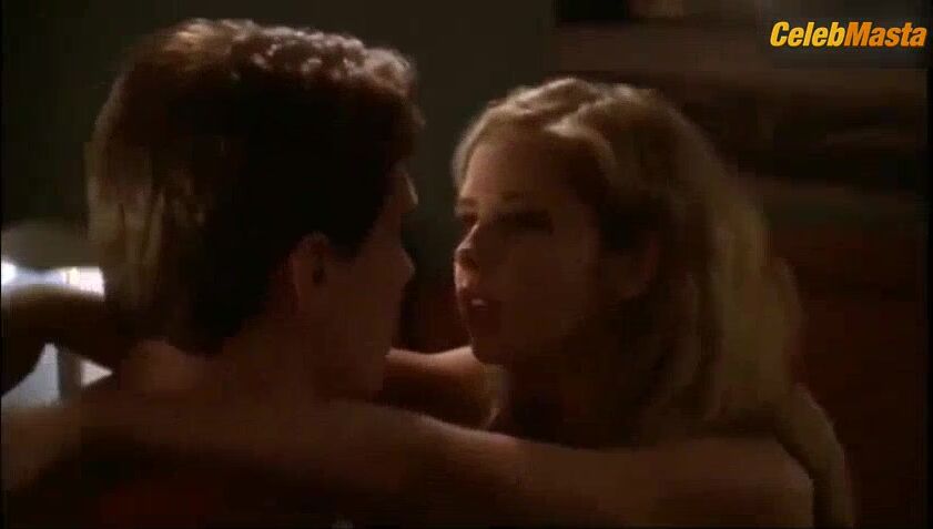 Sarah Michelle Gellar ’s Sexy Scene From Buffy The Vampire - Photo 2 of 5