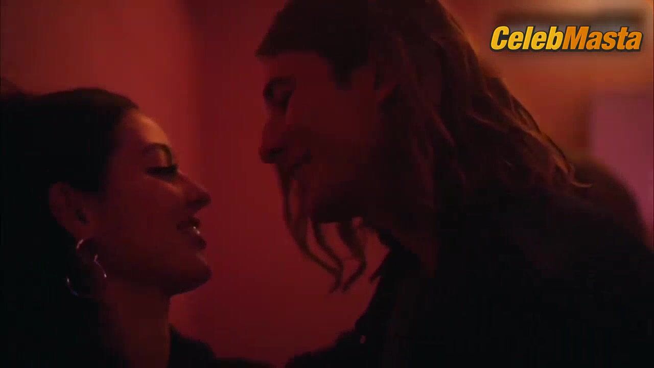 Alexa Demie Bares Sexy Scene In Euphoria - Photo 1 of 5 photo 2