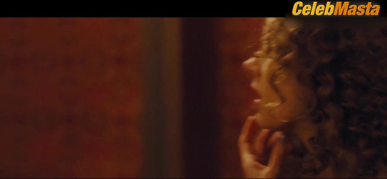 Amy Adams And Jennifer Lawrence’s Lesbian Scene - Photo 5 of 5