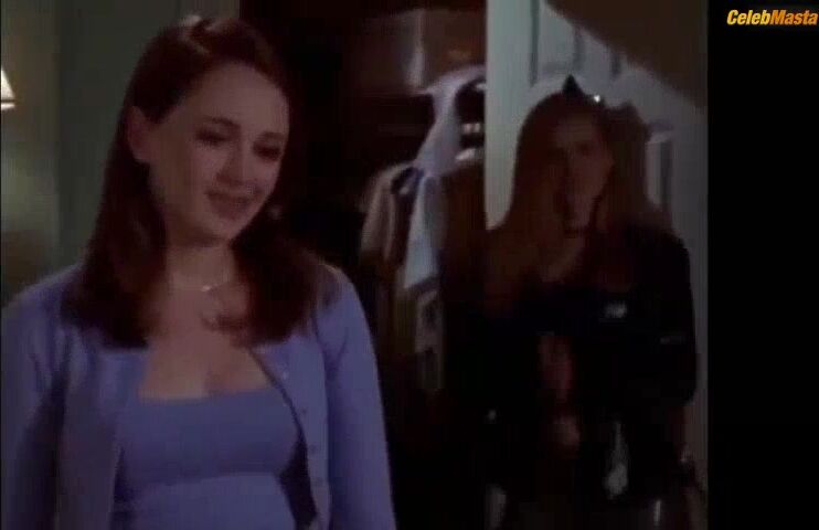Amy Adams And Sarah Thompson Lesbian Scene From Cruel - Photo 1 of 5