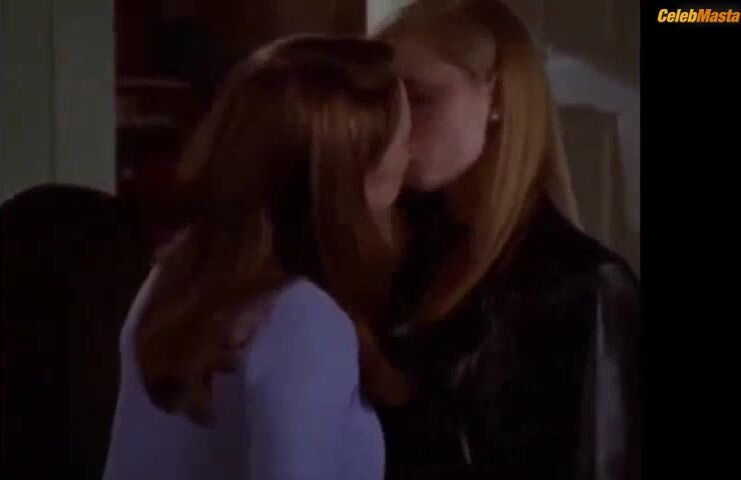 Amy Adams And Sarah Thompson Lesbian Scene From Cruel - Photo 1 of 5 photo 5