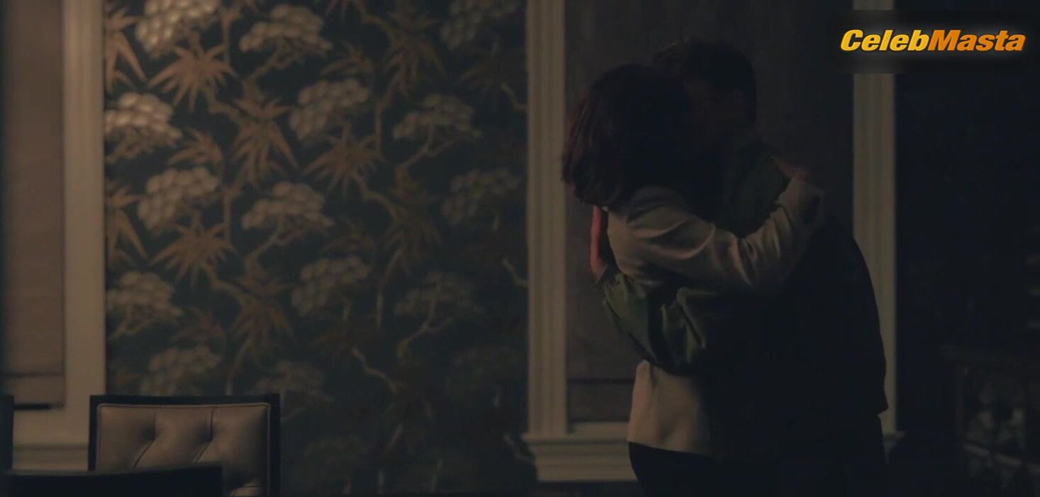 Amanda Peet Steamy Scene In Your Friends & Neighbors - Photo 2 of 5 photo 1