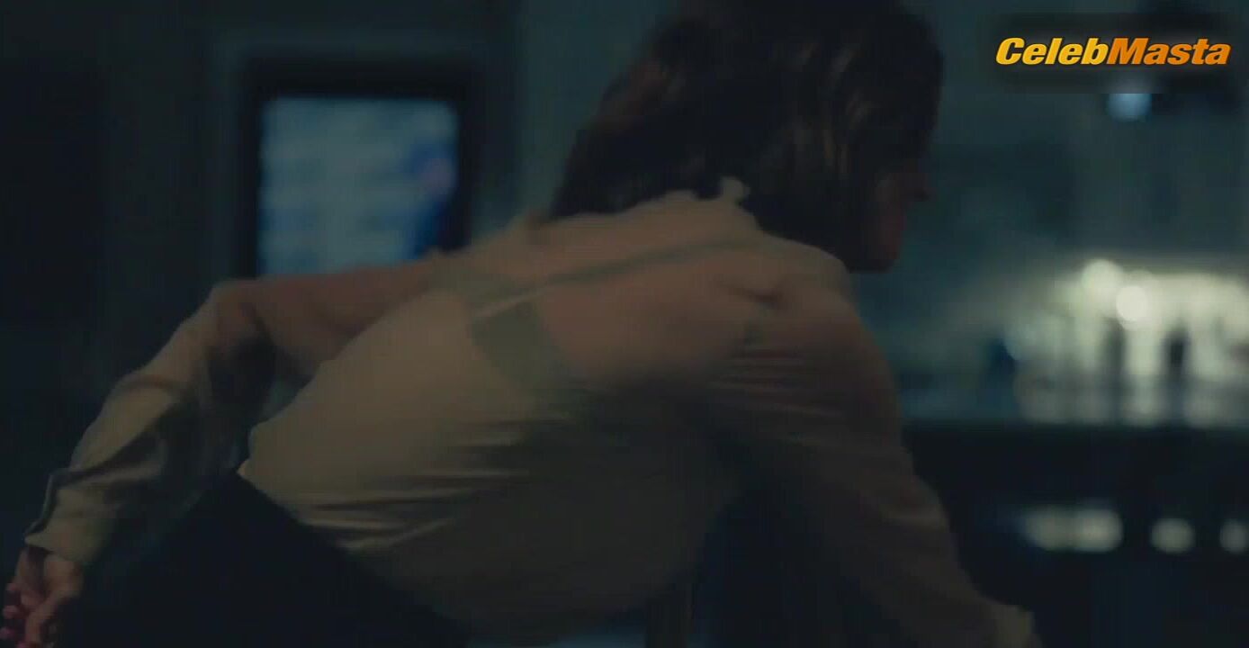 Amanda Peet Steamy Scene In Your Friends & Neighbors - Photo 2 of 5 photo 4